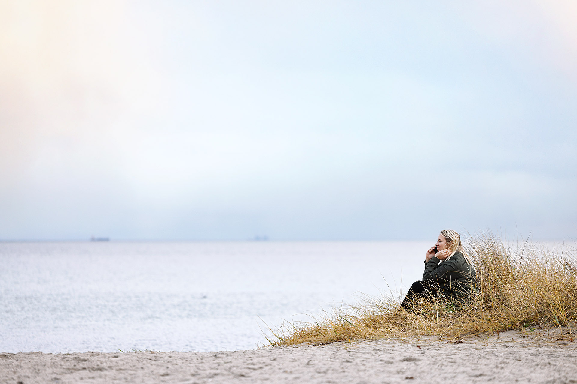 TDC NET 1 Kvinde På Strand Med Mobil 2 Low Srgb (1)