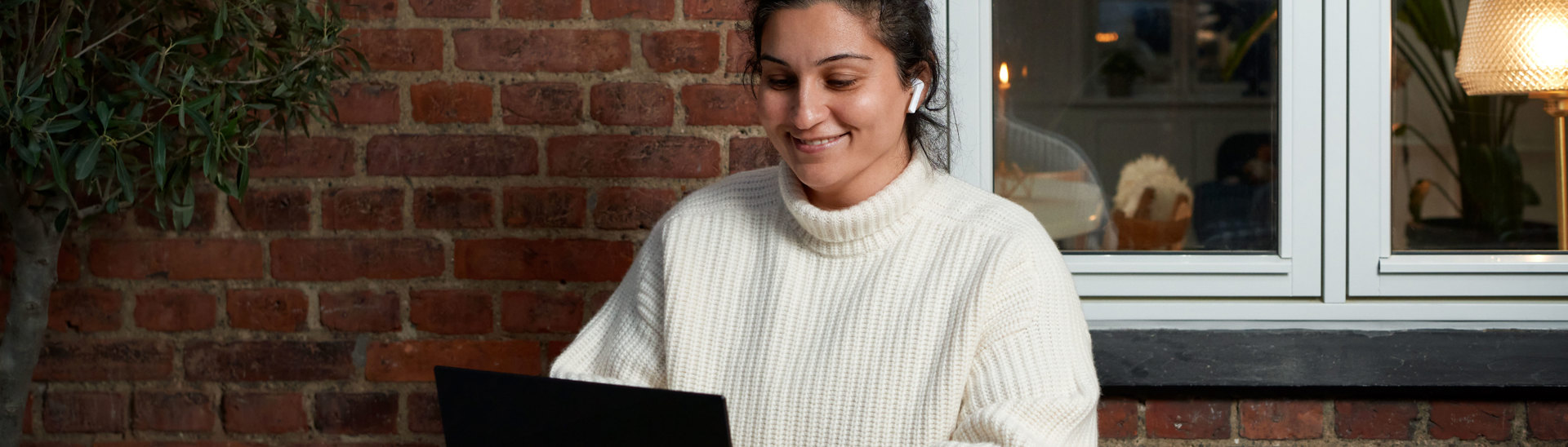 TDC NET Hjemmearbejdsplads Kvinde Terrasse Bærbar Low Srgb Retouche