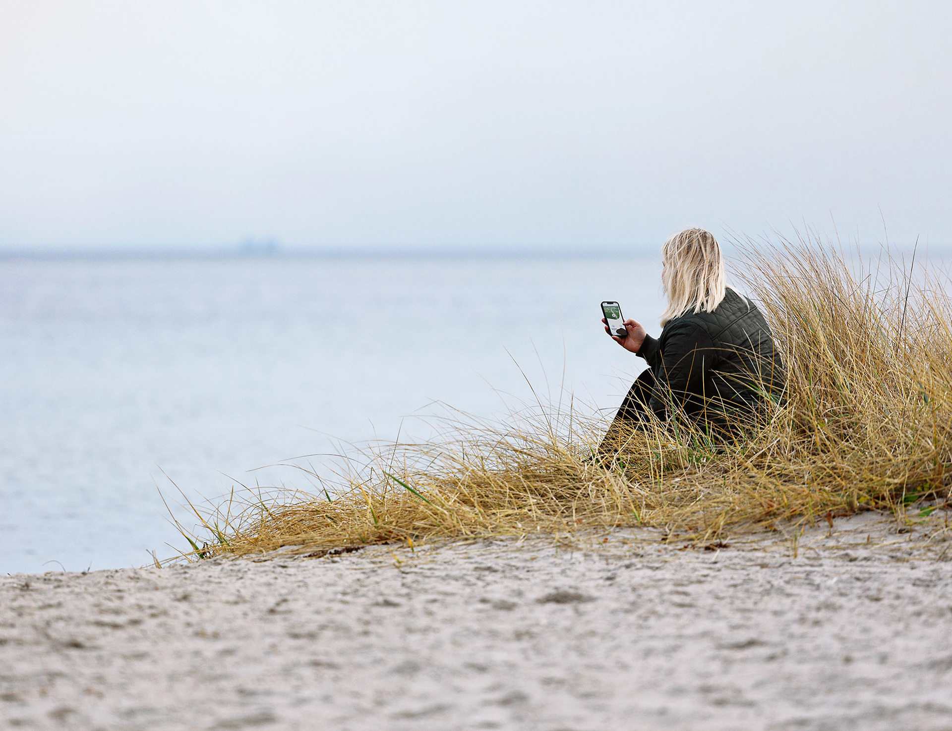TDC NET Kvinde Pa Strand Med Mobil 1 Low Srgb