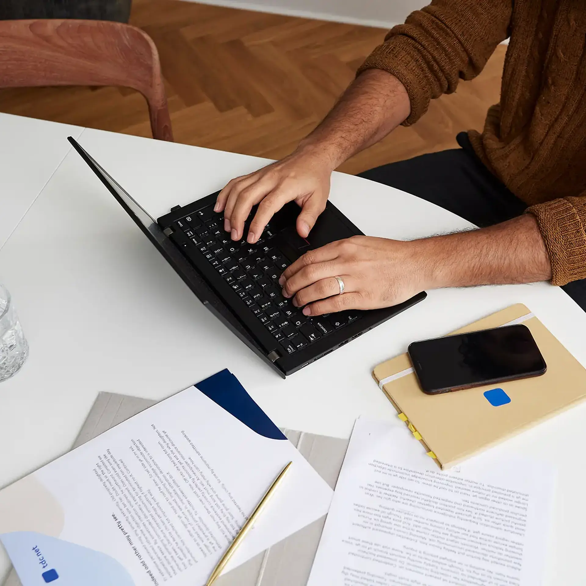 Tdc Net Hjemmearbejdsplads Mand Ved Spisebord Webp